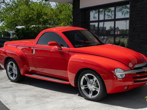 Used 2005 Chevrolet SSR w/ Preferred Equipment Group RWD image 12