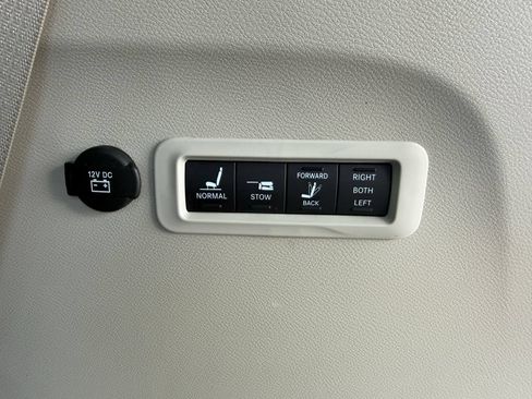 Used 2022 Chrysler Pacifica Limited AWD/4WD image 13