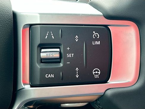 New 2025 Land Rover Discovery Dynamic SE image 31