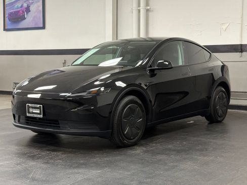 Used 2026 Tesla Model Y AWD image 5