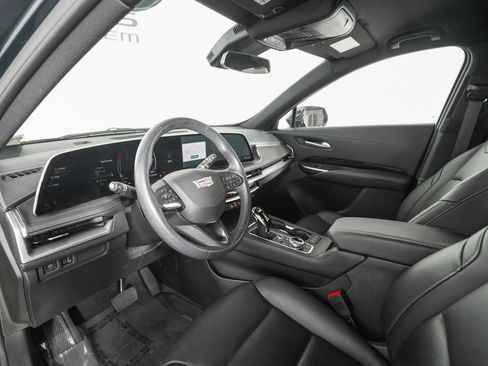 Used 2024 Cadillac XT4 Luxury w/ Cold Weather Package FWD image 10