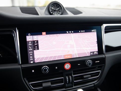 Certified 2025 Porsche Macan image 15