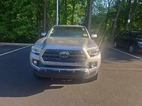 Used 2018 Toyota Tacoma SR5 AWD/4WD image 11