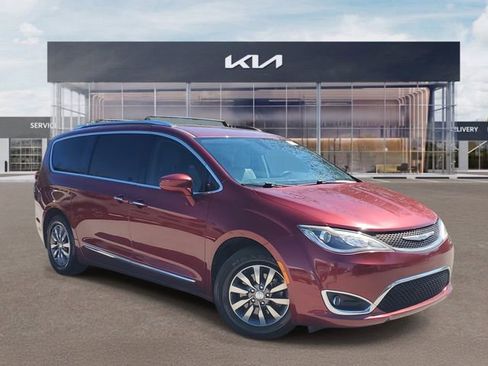 Used 2019 Chrysler Pacifica Touring-L Plus image 1
