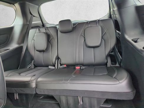 Used 2025 Chrysler Pacifica Select image 23
