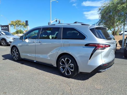 Used 2025 Toyota Sienna Platinum image 7