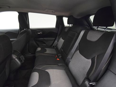 Used 2016 Jeep Cherokee Sport FWD image 25