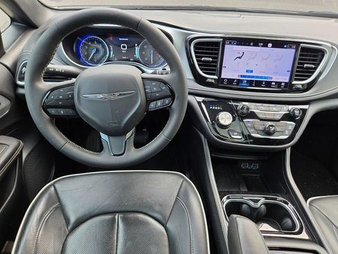 Used 2025 Chrysler Pacifica Limited FWD image 18