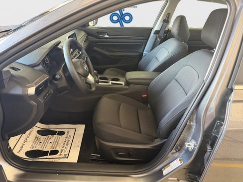 Used 2025 Nissan Altima 2.5 SV image 9