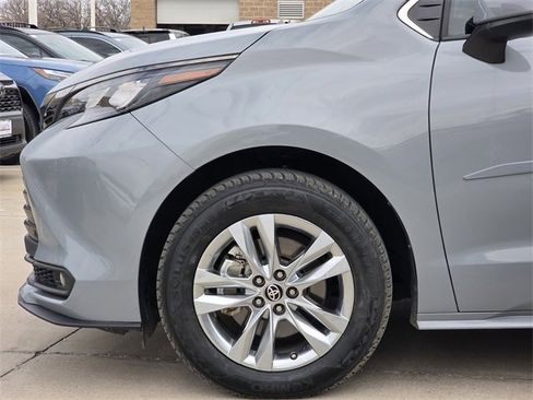 Used 2023 Toyota Sienna XLE Woodland Edition image 5