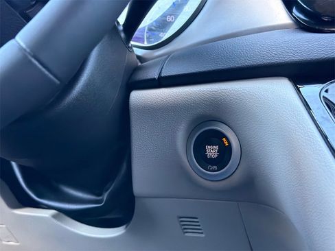 Used 2023 Chrysler Pacifica Touring-L image 32