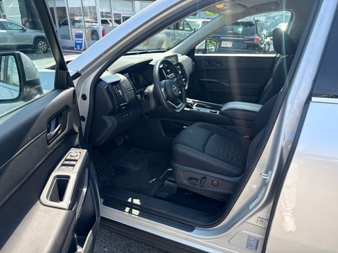 Used 2025 Nissan Pathfinder SV AWD/4WD image 14