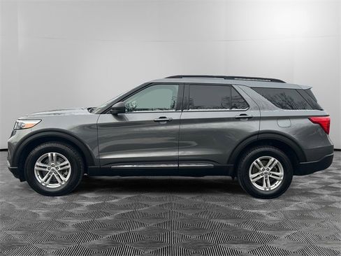 Used 2022 Ford Explorer XLT w/ Equipment Group 202A image 2