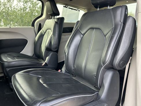 Used 2020 Chrysler Pacifica Limited w/ Advanced Safetytec Group image 12