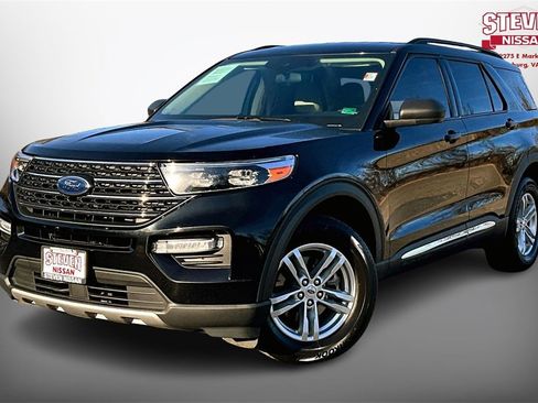 Used 2022 Ford Explorer XLT w/ Equipment Group 202A image 3