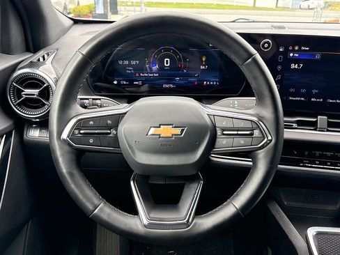 Used 2025 Chevrolet Equinox LT AWD/4WD image 16