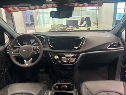 Used 2025 Chrysler Pacifica Select image 12