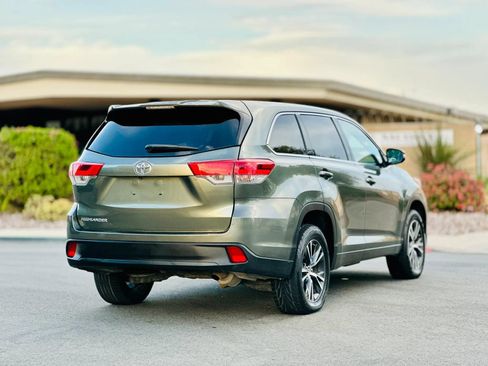 Used 2018 Toyota Highlander LE w/ Carpet Mat Package (TMS) FWD image 5