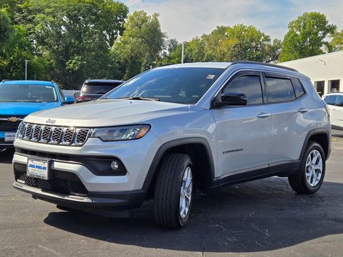 Used 2024 Jeep Compass Latitude image 4