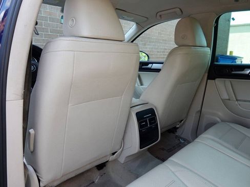 Used 2012 Volkswagen Touareg Sport AWD/4WD image 32