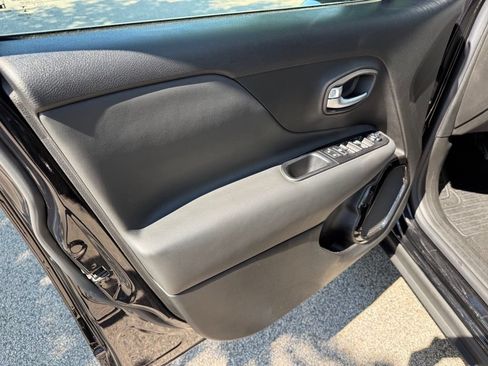 Used 2020 Jeep Renegade Altitude AWD/4WD image 13
