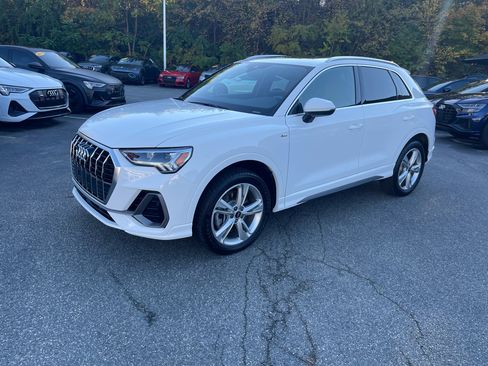 Used 2023 Audi Q3 2.0T Premium w/ Convenience Package image 3