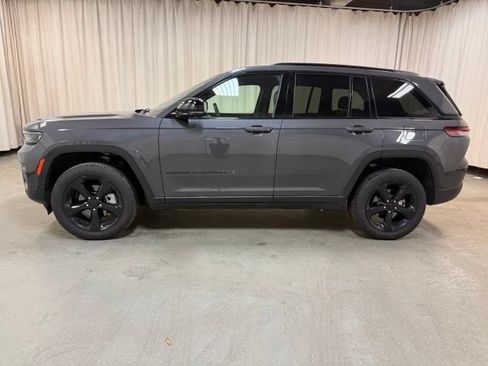 Used 2024 Jeep Grand Cherokee Limited w/ Luxury Tech Group II AWD/4WD image 9