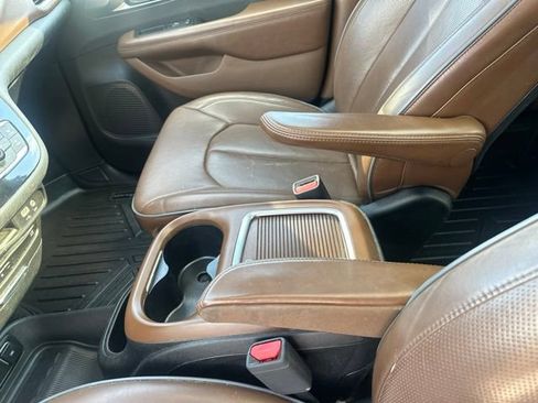 Used 2017 Chrysler Pacifica Limited FWD image 14