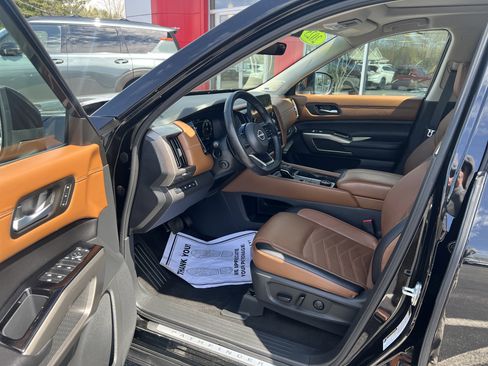 Used 2025 Nissan Pathfinder Platinum w/ Cargo Package AWD/4WD image 3