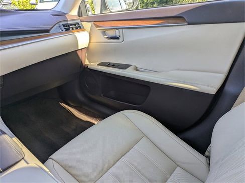 Used 2016 Lexus ES 300h image 16