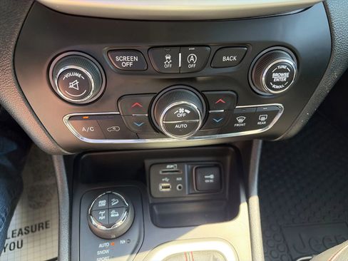 Used 2017 Jeep Cherokee Trailhawk image 19