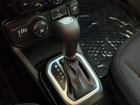 Used 2023 Jeep Renegade Latitude w/ Premium Group image 20