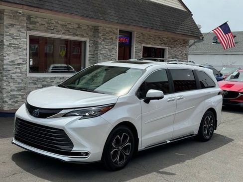 Used 2025 Toyota Sienna Platinum AWD/4WD image 2