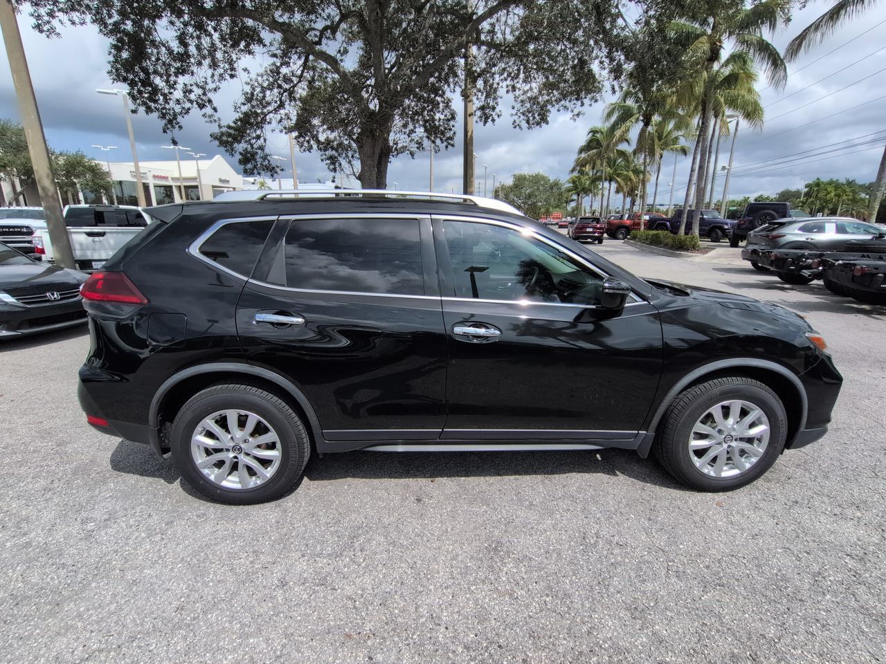 Used 2019 Nissan Rogue S w/ Special Edition Package FWD image 4