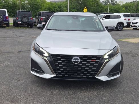 Used 2024 Nissan Altima 2.5 SR FWD image 13