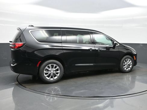 New 2027 Chrysler Pacifica Select AWD/4WD image 8