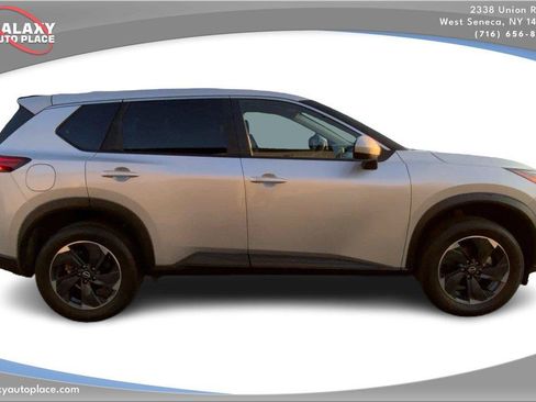 Used 2024 Nissan Rogue SV AWD/4WD image 4