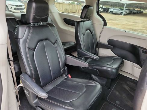 Used 2023 Chrysler Pacifica Touring-L FWD image 17
