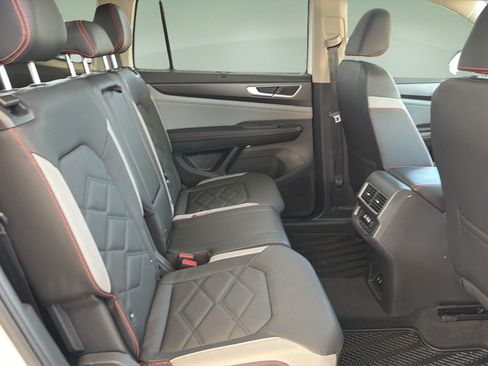 Used 2025 Volkswagen Atlas Peak Edition SE AWD/4WD image 17
