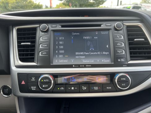 Used 2018 Toyota Highlander XLE AWD/4WD image 18