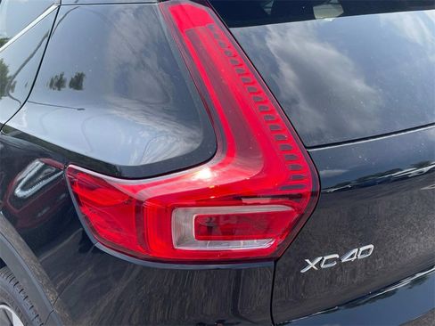 Used 2025 Volvo XC40 B5 Plus image 9
