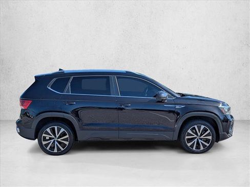 Used 2022 Volkswagen Taos SE FWD image 4