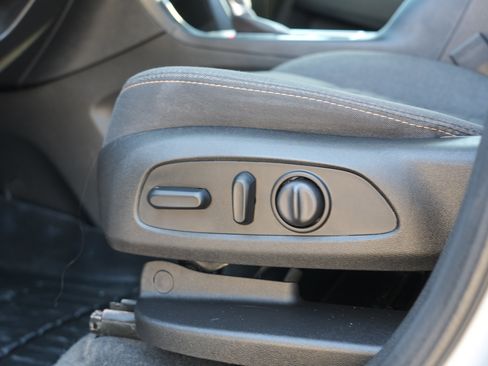 Used 2019 Chevrolet Equinox LT image 18