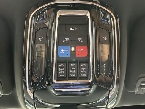 Used 2022 Jeep Grand Wagoneer Series III w/ Rear Seat Video Group 1 AWD/4WD image 39