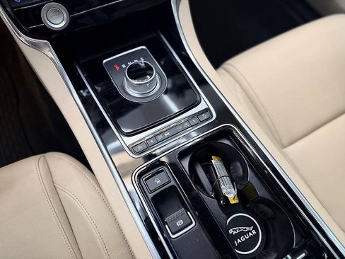 Used 2016 Jaguar XF Premium RWD image 15