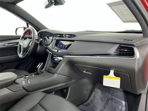 Used 2025 Cadillac XT6 Luxury image 30