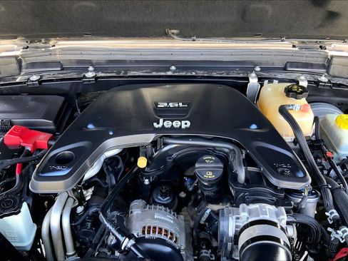 Used 2018 Jeep Wrangler Unlimited Sahara w/ Quick Order Package 24M Moab AWD/4WD image 27