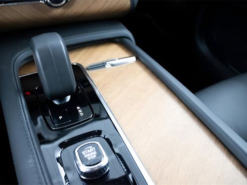 Certified 2025 Volvo XC90 T8 Plus image 25