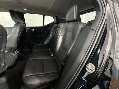 Used 2025 Volvo XC40 B5 Plus image 27