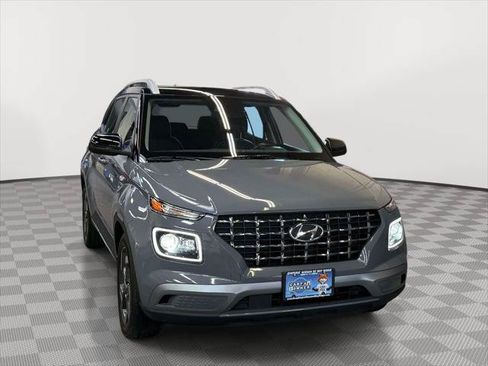 Certified 2022 Hyundai Venue Limited FWD image 3
